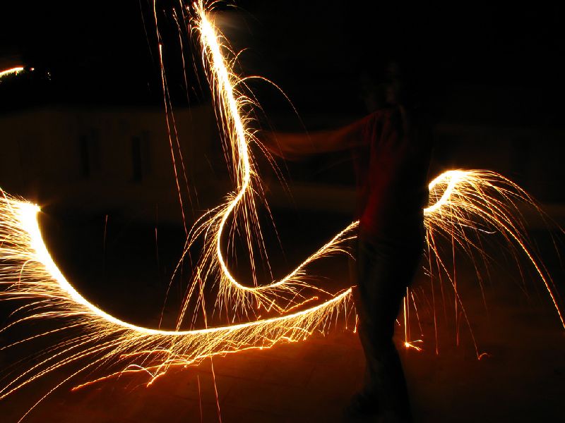 Diwali fires increase the risk of fire | दिवाळीतील आतषबाजीने वाढवला आगीचा धोका 