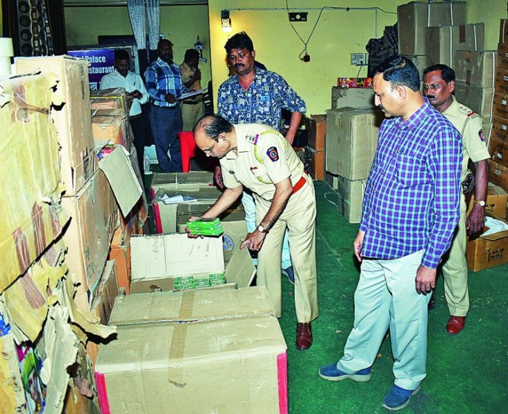 Fireworks stocks seized in Nagpur: raids in closed hotels | नागपुरात फटाक्याचा साठा जप्त : बंद हॉटेलमध्ये छापा