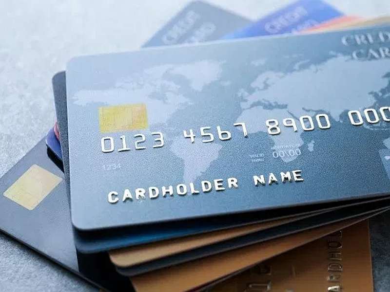 Bank fraud by millions by credit card | क्रेडिटकार्डद्वारे बँकेची केली लाखोंची फसवणूक
