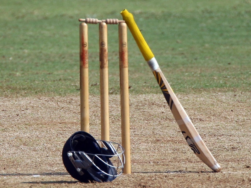 Controversy over playing cricket; Stump, bat hit | पिंपरीत क्रिकेट खेळण्यावरून वाद; स्टम्प, बॅटने केली मारहाण
