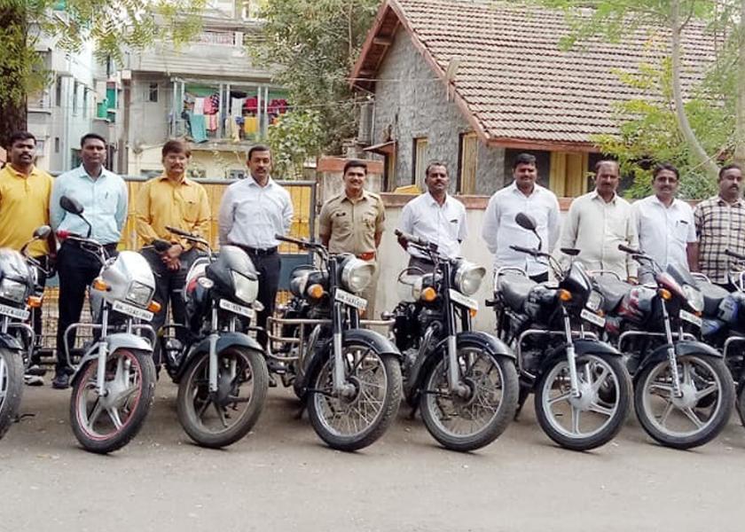 Fourteen motorcycles found by sandalwood thieves; Performance of Solapur city police | चंदन चोरांकडे सापडल्या चौदा मोटरसायकली; सोलापूर शहर पोलीसांची कामगिरी