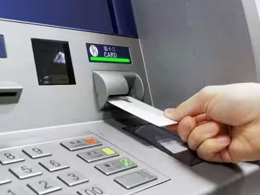 Cheating a housewife while withdrawing money from an ATM | एटीएममधून पैसे काढताना गृहिणीची फसवणूक