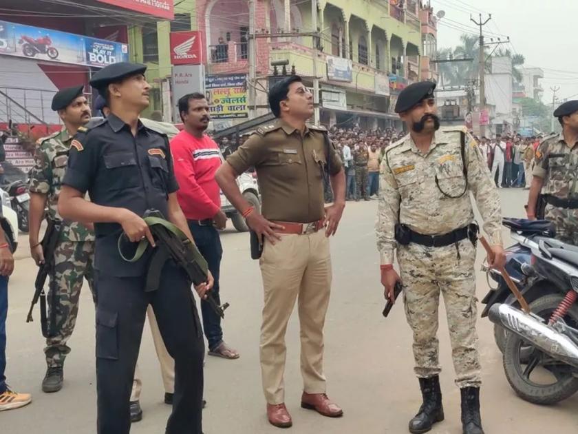 The robbers would now come out, the police waited in Bihar Bhojpur Axis bank; They escaped with a thump on their hands | दरोडेखोर आता बाहेर येतील, पोलीस डोकावत राहिले; ते हातावर तुरी देत बँकेतून निसटले