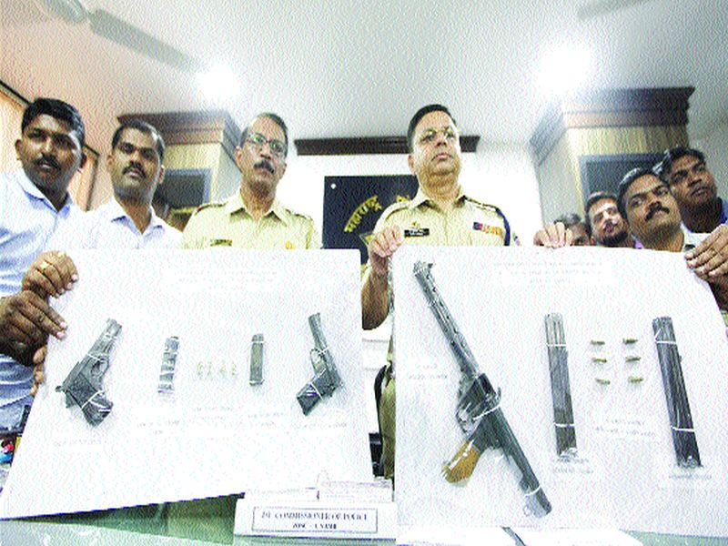Three persons held with illegal weapon | अवैध शस्त्रसाठ्यासह तिघे अटकेत
