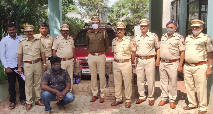 one arrested for smuggling Goa made liquor near Kabnur fata Hatkanangle kolhapur | कोल्हापूर : गोवा बनावटीच्या मद्याची अवैध वाहतूक करणाऱ्या एकास अटक, 8 लाखाचा मुद्देमाल जप्त
