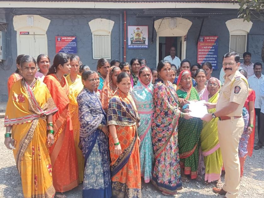 400 women were cheated in Kurukli with the lure of Rs 2000, The women filed a complaint at the Karveer police station | Kolhapur: दोन हजारचे आमिष दाखवून विविध बँकेतून कर्ज उचलले, अल्पशिक्षित महिलेने ४०० जणींना फसविले