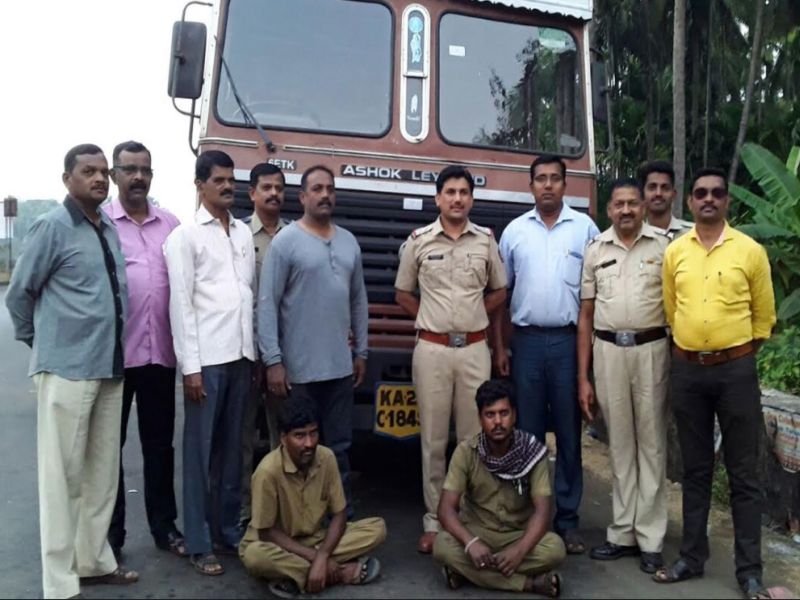 22 lakhs of spirit confiscated, two arrested in Karnataka, Banda police action | २२ लाखांचे स्पिरीट जप्त, कर्नाटकमधील दोघांना अटक, बांदा पोलिसांची कारवाई