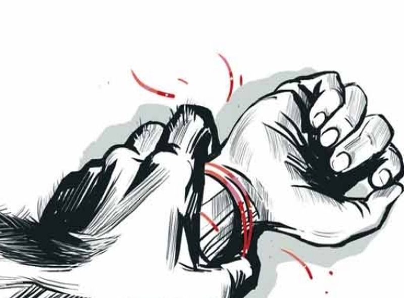 Kolhapur: Torture of minor girl by knife and tortured with child; | कोल्हापूर : चाकूचा धाक दाखवून अल्पवयीन मुलीवर अत्याचार, मुलासह वडिलावर गुन्हा दाखल