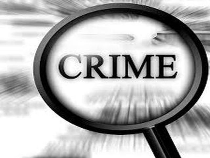 Police looted Kolhapur police and looted the woman with her | कोल्हापुरात पोलिस असलेची बतावणी करुन वृध्दासह महिलेला लुटले