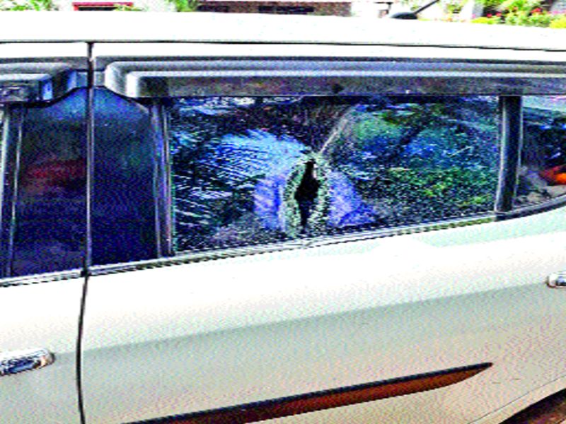  Anarchy attack on car, incident in Delawadi | कारवर अज्ञातांचा हल्ला, देलवडी येथील घटना