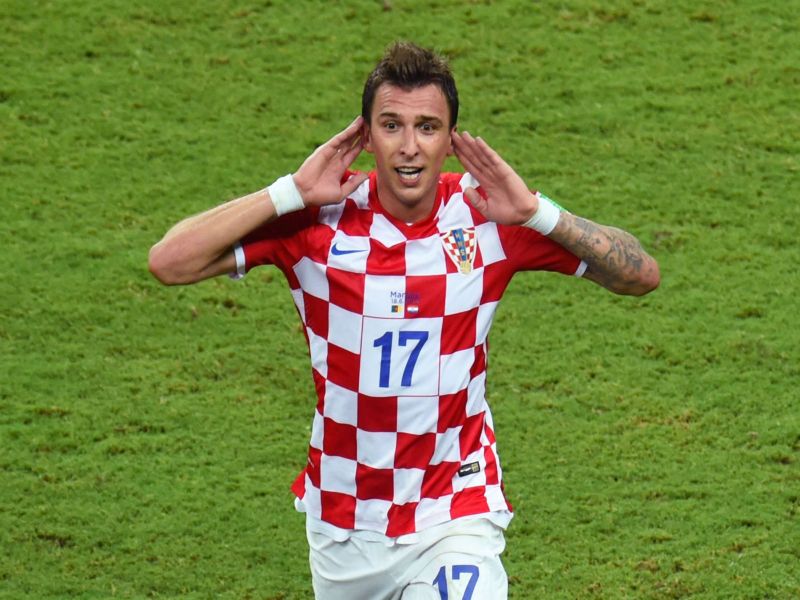 FIFA Football World Cup 2018: Croatia striker Mario Mandzukic spends Rs 2.7 lakh for fans | FIFA Football World Cup 2018 : क्रोएशियाच्या फुटबॉलपटूकडून फॅन्ससाठी अडीच लाखांच भन्नाट गिफ्ट !!!
