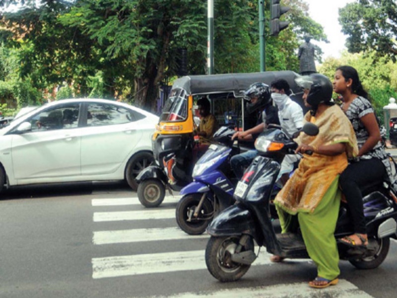 traffic cop took action on traffic rule violators | वाहतुकीची लक्ष्मण रेषा अाेलांडणाऱ्या 3 लाख वाहनचालकांवर कारवाई