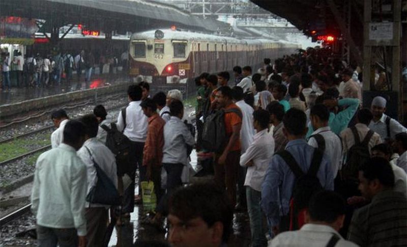 Diwali train gets crowded: Due to waiting ticket passenger worried | दिवाळीत रेल्वेगाड्यात वाढली गर्दी : वेटिंगच्या तिकिटामुळे प्रवासी झाले हैराण