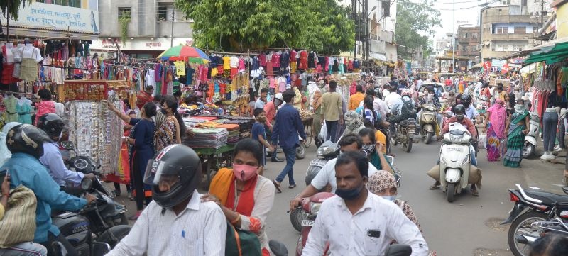Corona Shadow in Nagpur; But the excitement in the markets | नागपुरात कोरोनाचे सावट; पण बाजारापेठांमध्ये उत्साह