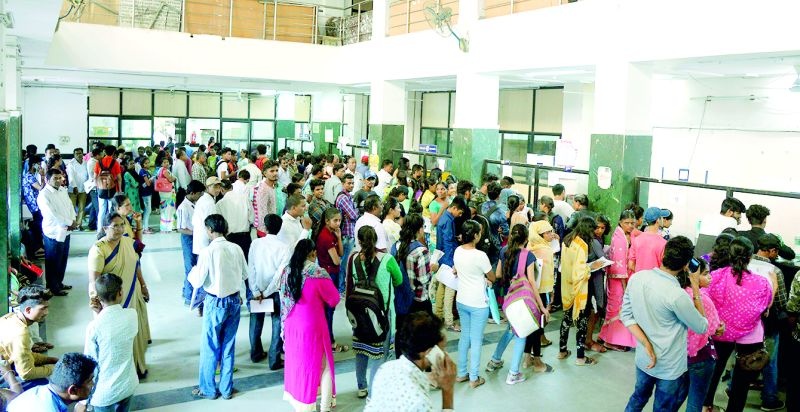 Continuous rush in Nagpur's Setu office | नागपूरच्या सेतू कार्यालयातील गर्दी कायम