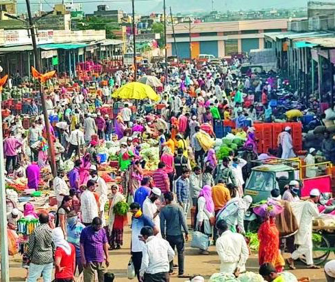Decision to impose strict curfew in Solapur; Large crowd to buy vegetables, groceries | सोलापुरात कडक संचारबंदीचा निर्णय; भाजीपाला, किराणा खरेदीसाठी मोठी गर्दी