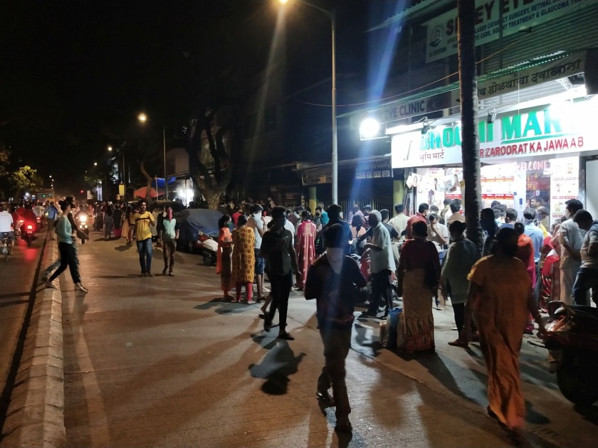 crowd on streets to purchase essential goods after pm narendra modi declares lockdown to curb coronavirus kkg | Coronavirus: लॉकडाऊनच्या घोषणेनंतर जीवनावश्यक वस्तू खरेदी करण्यासाठी नागरिकांची गर्दी