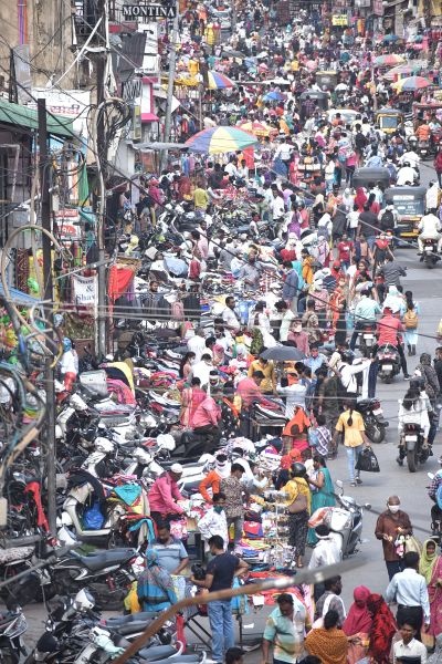 Huge crowd in the market on the first day: Citizens unrestrained after unlocking | पहिल्याच दिवशी बाजारात प्रचंड गर्दी : अनलॉकनंतर नागरिकही अनियंत्रित 