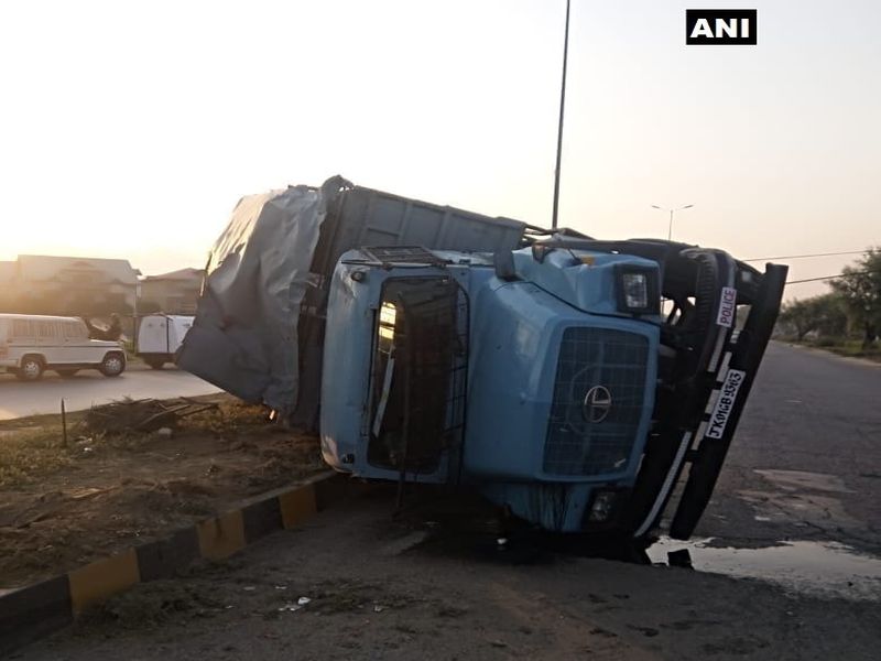 19 CRPF jawans injured as 'stone pelters' attack their vehicle in Srinagar | जम्मू-काश्मीर : दगडफेकीमुळे CRPFच्या वाहनाला अपघात, 19 जवान जखमी