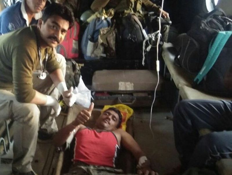 CRPF Jawan fought with immense valor in pain and walked 8 kms of his own even after being shot in leg | पायात गोळी लागलेली असतानाही लढत राहिला CRPF जवान, 8 किमी चालत स्वत: रुग्णालयात पोहोचला