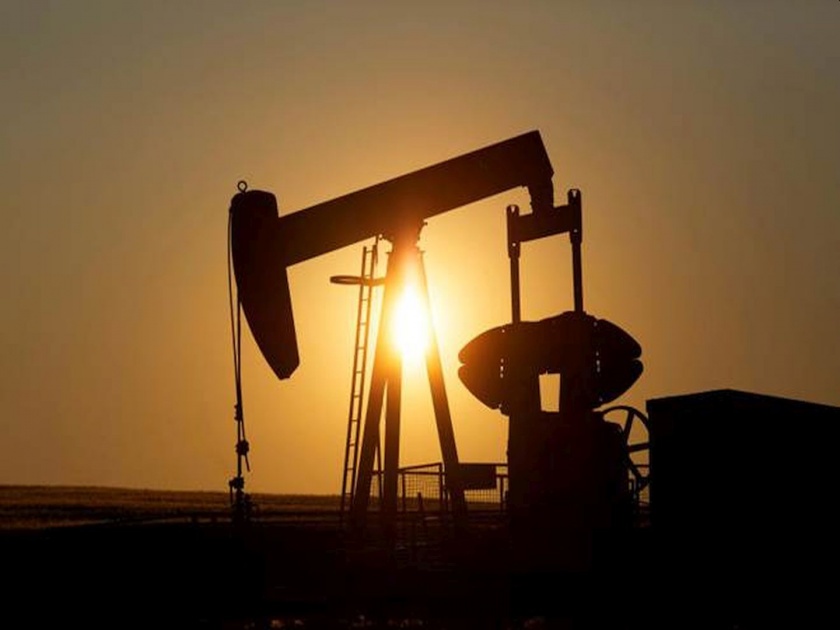 Crude oil prices plunge below zero for first time in unprecedented wipeout | आर्थिक मंदीच्या भीतीने अमेरिकेत खनिज तेलाच्या दरात विक्रमी घसरण