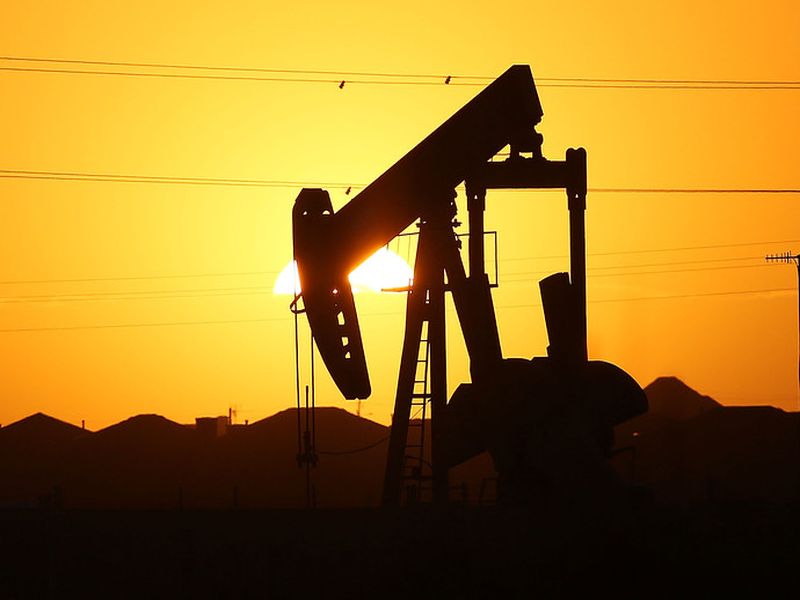 Fuel price hike; OPEC to record a record fall in oil production | इंधन दरवाढीचे संकट; तेल उत्पादनात विक्रमी कपात करणार ओपेक