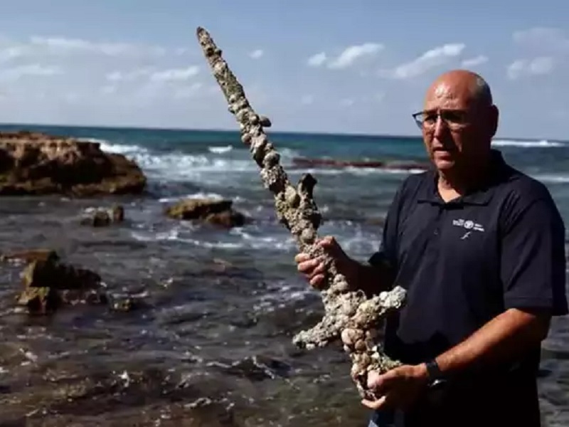 Diver finds 900 year old Crusader sword off coast of Israel | Crusader Sword : समुद्रात सापडली 900 वर्षे जुनी तलवार; पाहा व्हिडीओत अप्रतिम दृश्य 