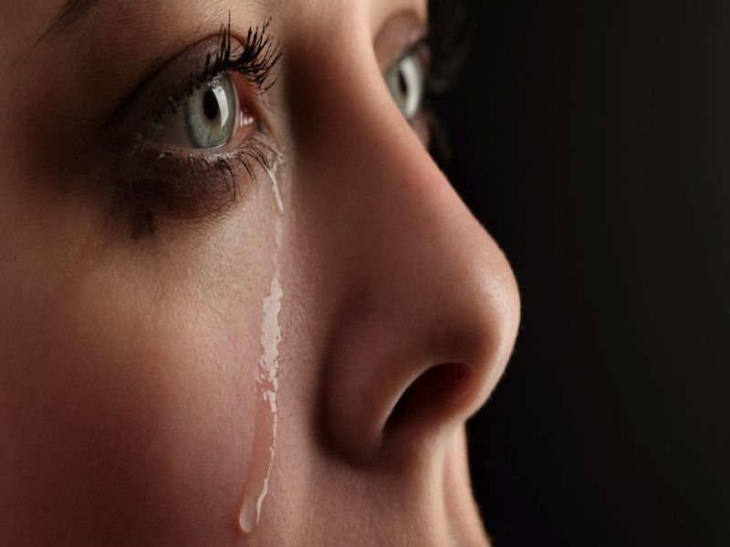According to research holding your tears is harmful for your health | रडावंस वाटत असेल तर मनमोकळेपणानं रडा; अश्रूंना रोखल्यानं आरोग्यावर 'असा' होतो परिणाम