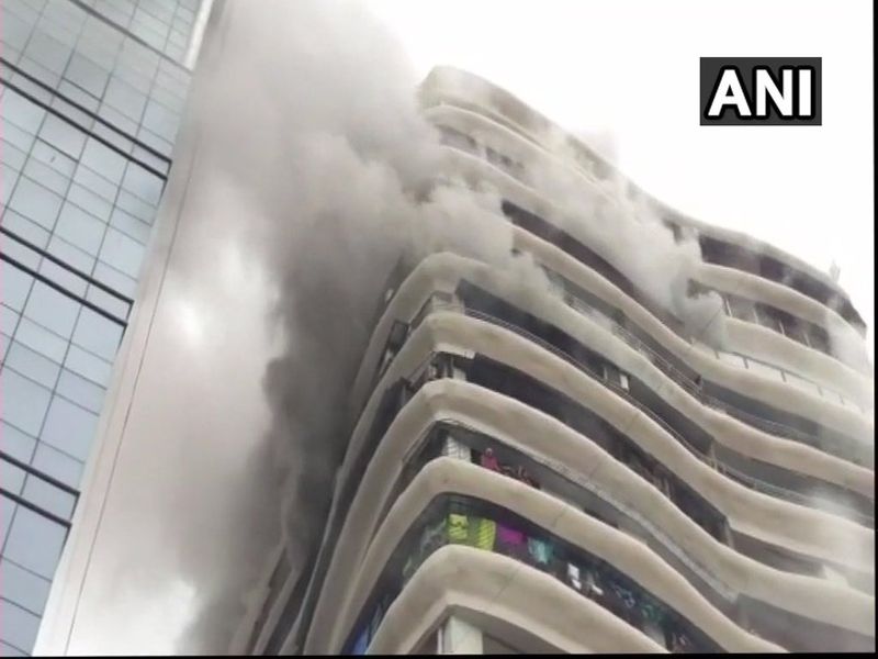 Fire on top of the crystal tower in Parel | Mumbai's Parel Fire : परळमधील क्रिस्टल टॉवरच्या आगीत चौघांचा मृत्यू, 21 जण जखमी