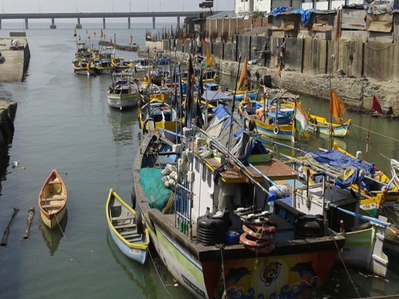 fisherman becomes aggressive against change in crz rule | सीआरझेड मर्यादा कमी केल्यानं मुंबईतील कोळीवाडे, गावठाणे आक्रमक