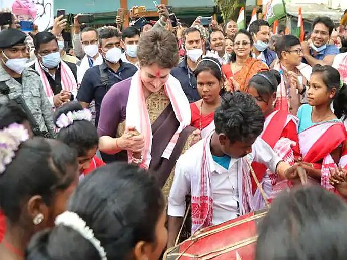 Congres General Secretary Priyanka Gandhi Vadra in assam launch poll campaign and joins in the 'Jhumur' dance | आसाममध्ये काँग्रसेच्या प्रचाराला सुरुवात, प्रियांका गांधींनी केला आदिवासी झूमर डान्स, पाहा VIDEO