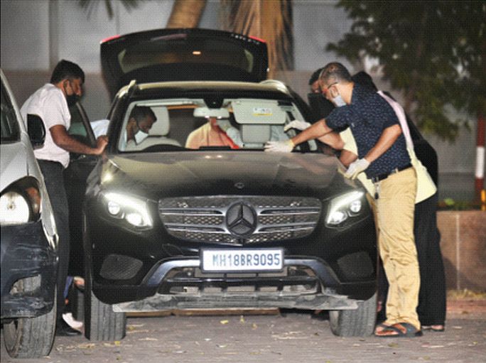 mansukh hiren death case :  photo of bjp leader with mercedes car, sachin sawants allegation | "मनसुख हिरेन मृत्यू प्रकरणाला नवं वळण, 'त्या' मर्सिडीज कारसोबत भाजप नेत्याचा फोटो!"
