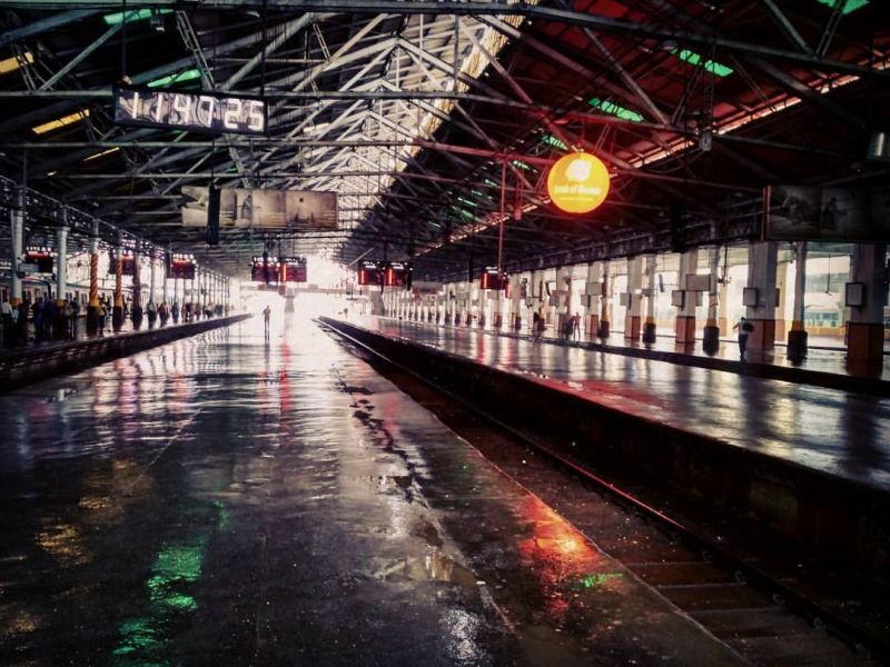 Vigilance due to the threat of a railway station in Mumbai | मुंबईतील रेल्वे स्टेशन उडविण्याच्या धमकीमुळे सतर्कता