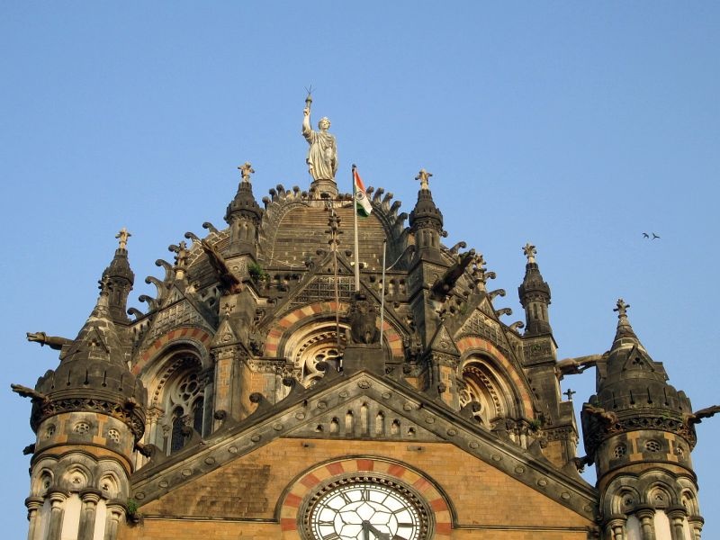  Raise statue of Shivaji Maharaj: Statue of Queen Victoria on CST of Mumbai, British Emblem of India | शिवाजी महाराजांचा पुतळा उभारावा : मुंबईच्या ‘सीएसटी’वरील राणी व्हिक्टोरीयाचा पुतळा इंग्रज गुलामगिरीचे प्रतीक