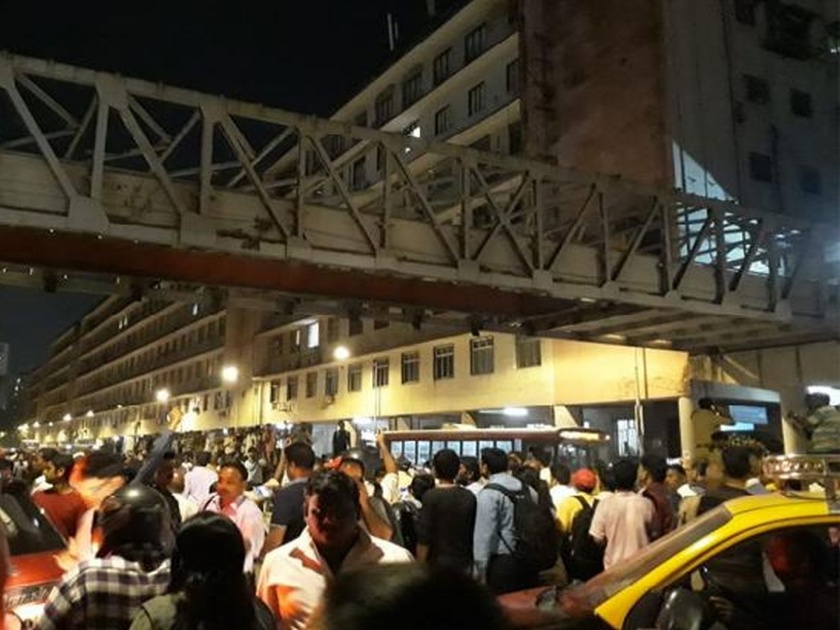 The beginning of the dangerous bridge in Mumbai, the decision of the municipal corporation | मुंबईतील धोकादायक पूल पाडण्यास सुरुवात, महापालिकेचा निर्णय
