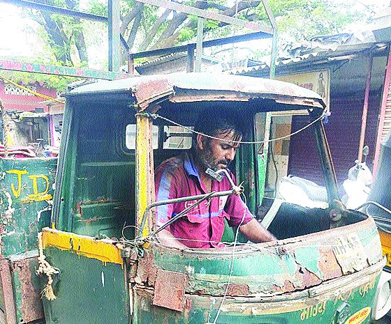Cylinder transport from a wrecked rickshaw | भंगार रिक्षाटेम्पोतून सिलिंडर वाहतूक