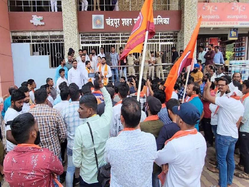 Neither cleaning the drains, nor repairing the street lights; Who is the guardian of the common people?, MNS unique protest in front of the Chandrapur municipal corporation | ना नाले सफाई, ना पथदिवे दुरुस्त; सामान्यांचा वाली कोण?, ‘मनसे’चे महापालिकेसमोर आंदोलन