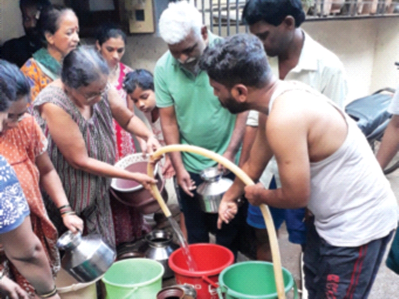 Ulhasnagar residents harassed by scarcity | टंचाईने उल्हासनगरवासीय हैराण