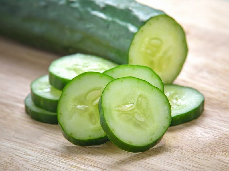 Amazing benefits of cucumber for skin method of making cucumber toner face mask at home | पिम्पल्स, डार्क सर्कल्सवर रामबाण उपाय ठरतं काकडीचं टोनर!