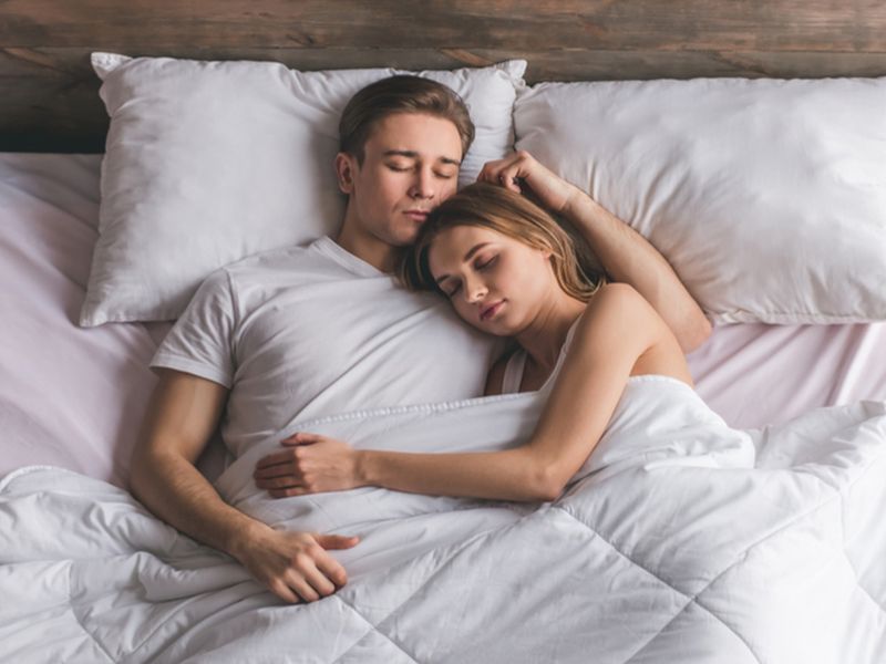 Cuddling for 15 minutes after sex will make you satisfied in sex life | शारीरिक संबंधानंतर लगेच उठून जाता? मग हे वाचाच