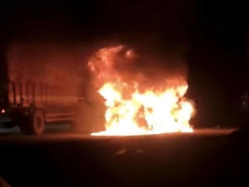 running car caught fire at Mumbai - Ahmedabad National Highway | मुंबई - अहमदाबाद राष्ट्रीय महामार्गावर धावत्या ‘बर्निंग कार’चा थरार
