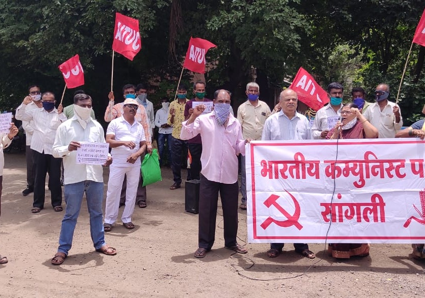 Strong protests on behalf of the Communist Party of India in Sangli to protest against petrol and diesel price hike and anti-labor policy | सांगलीत भारतीय कम्युनिस्ट पक्षाच्यावतीने जोरदार निदर्शने
