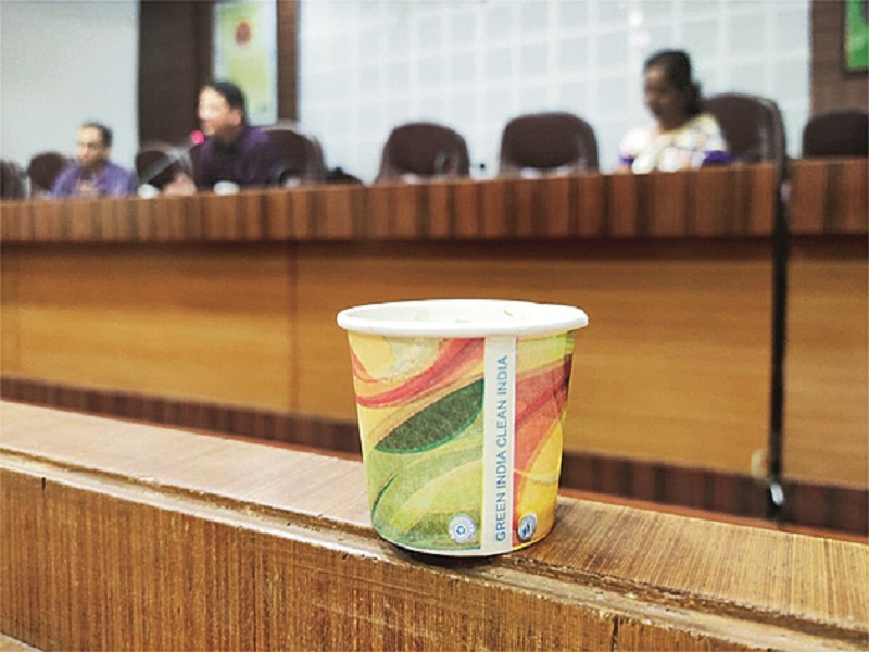Maharashtra Election 2019 : District collectors fined district administration for using plastic 'cup' | Maharashtra Election 2019 : बैठकीत चहापानासाठी वापरला प्लास्टिकचा 'कप'; जिल्हाधिकाऱ्यांनी प्रशासनालाच ठोठावला दंड