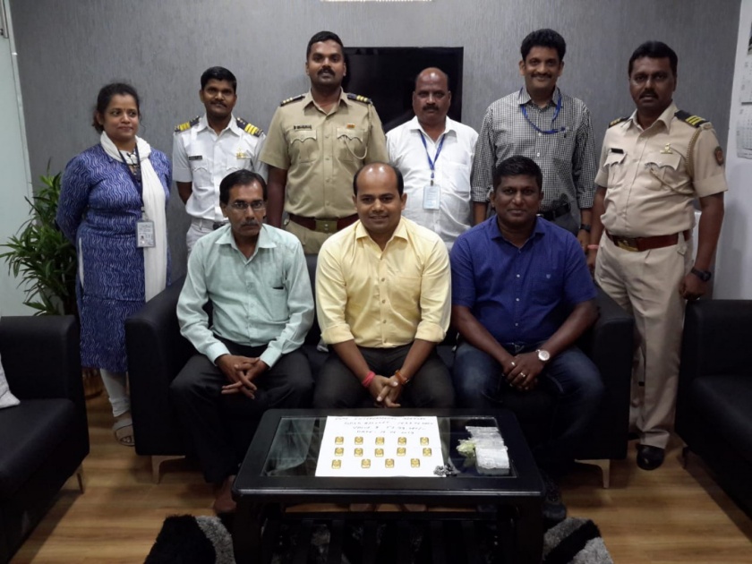 custom seized gold biscuits of rs 53 lakh from the aircraft came from dubai | दुबईवरुन आलेल्या विमानातून 53 लाखांची साेन्याची बिस्किटे हस्तगत