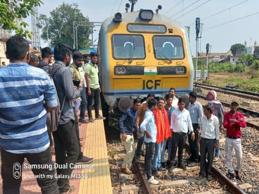 Due to train delays, passengers came down on the tracks and expressed their anger | रेल्वेगाड्या विलंबनाने, प्रवाशांनी ट्रॅकवर उतरुन व्यक्त केला संताप