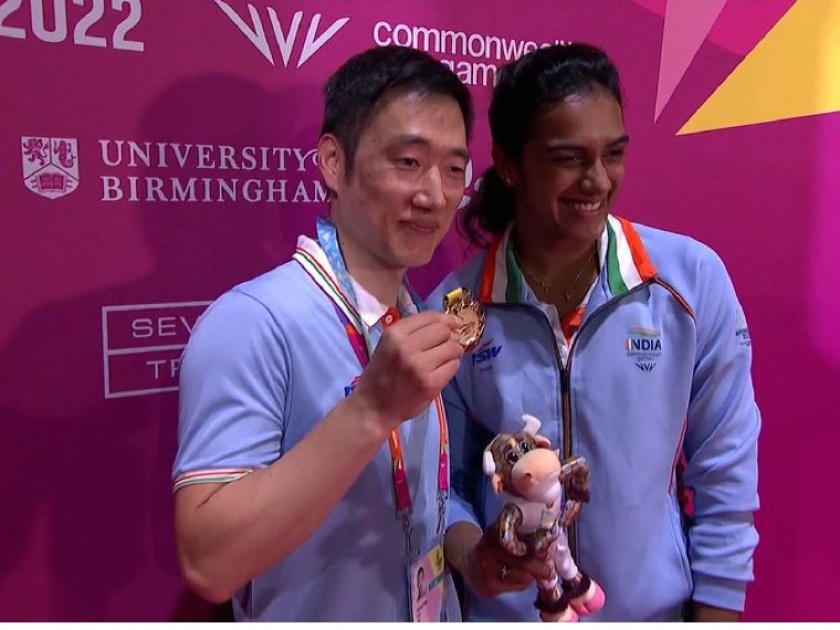 Commonwealth Games 2022 : Great gesture by PV Sindhu gave her Gold Medal to her coach, First time India have won men's, women's badminton singles CWG gold in same edition, Video | Commonwealth Games 2022 : PV Sindhuने सुवर्ण अन् मनं दोन्ही जिंकली!, सामन्यानंतर गुरूंना दिले सुवर्णपदक, Video 