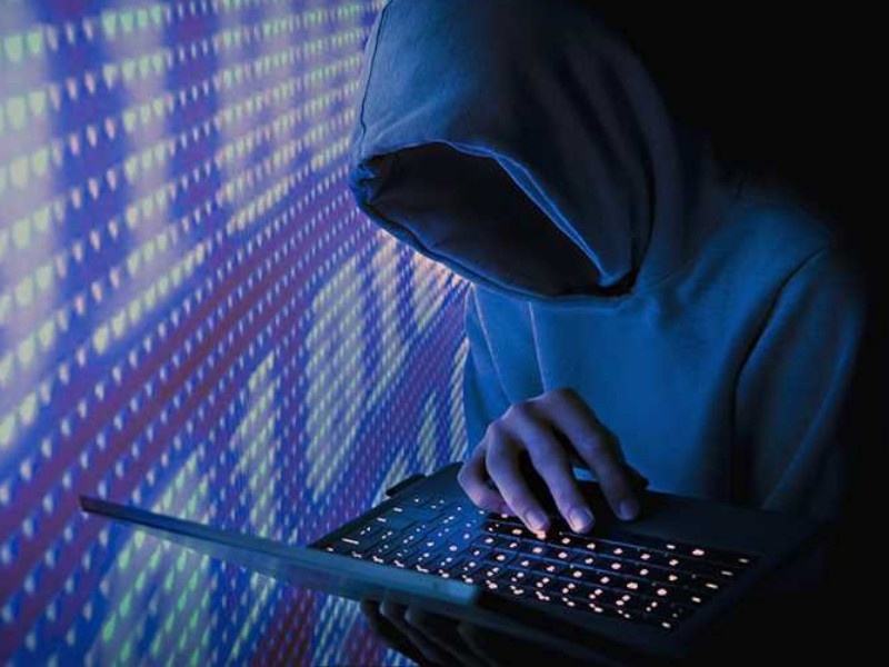 editorial on increasing cyber crime and frauds | अदृश्य सायबर दरोडेखोर