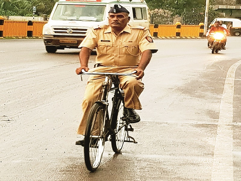 The glow of this khaki is different; Police Inspector Riding on the bicycle from 35 years | या खाकीची चमक न्यारी; ३५ वर्षांपासून फौजदाराची सायकलवरच सवारी  