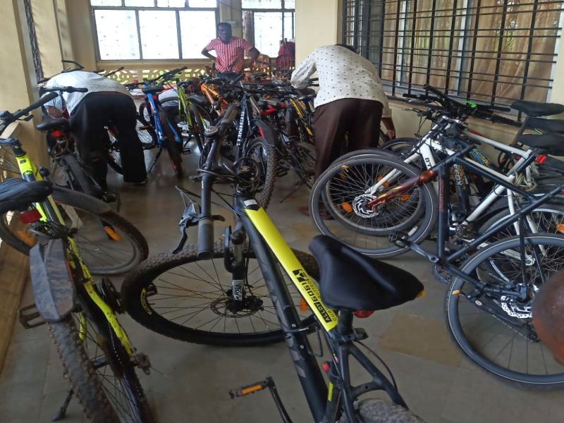Cycling on the wall of Gangapur dam; 35 expensive bicycles seized | गंगापुर धरणाच्या भींतीवर सायकलिंग; ३५ महागड्या सायकली जप्त