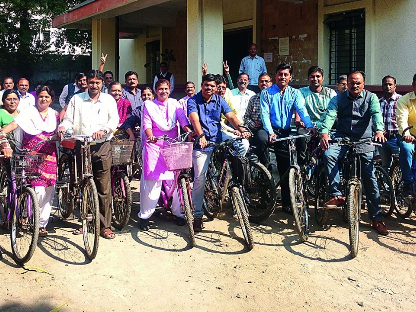 Message of environmental conservation in Nagpur! Officers and employees reached at office by the bicycle | नागपुरात पर्यावरण संवर्धनाचा असाही संदेश ! अधिकारी व कर्मचारी सायकलने पोहोचले कार्यालयात